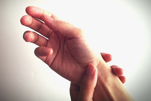 手足のしびれがある